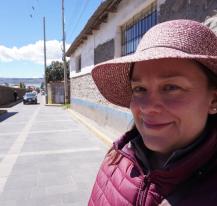 Photographie de Solène Billaud dans une rue ensoleillée du village de Chucuito, près de Puno, au Pérou.